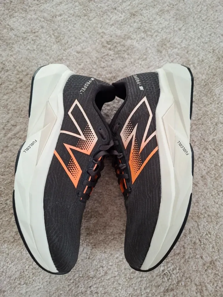 Used New Balance FuelCell Propel v5 bike — image 4 of 10