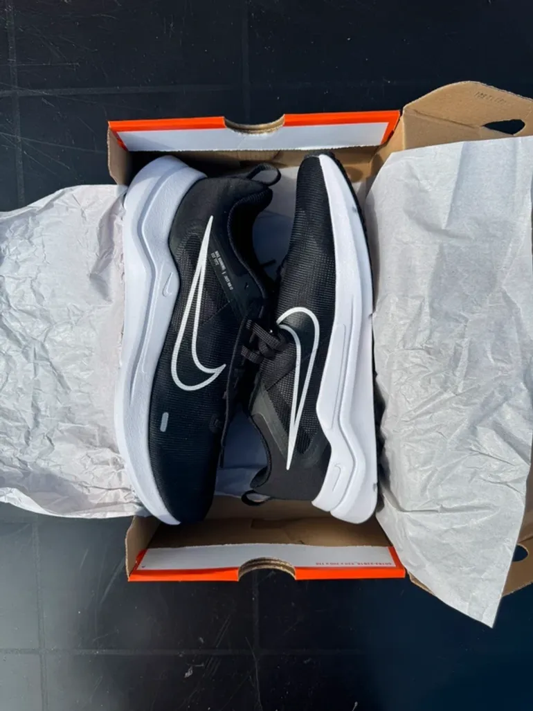 Used Adidas Nike Sneakers bike — image 3 of 5