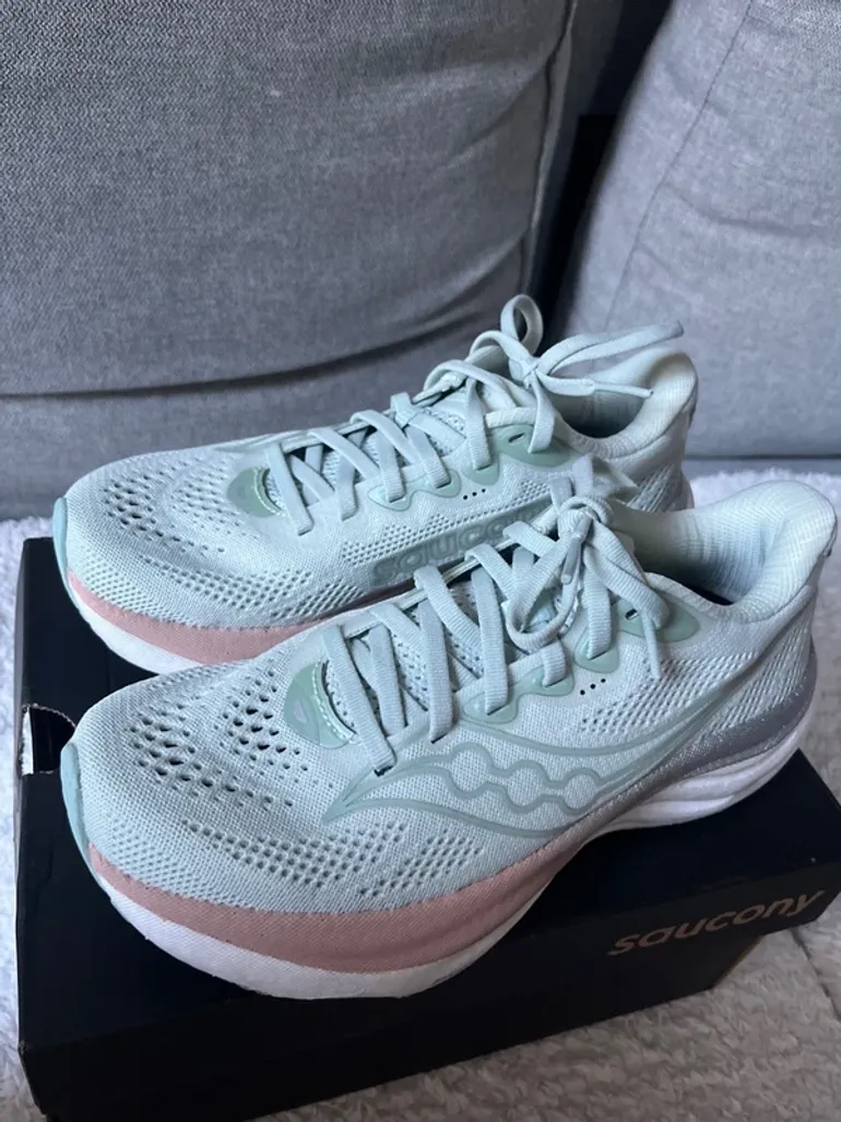 Used Saucony Running Shoes Women bike — image 3 of 6