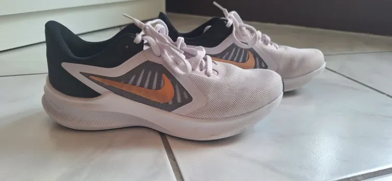 Rose Nike Schuhe / schwarz bike d'occasion — image 3 sur 5