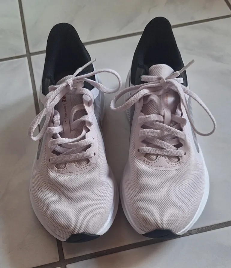 Rose Nike Schuhe / schwarz bike d'occasion — image 2 sur 5