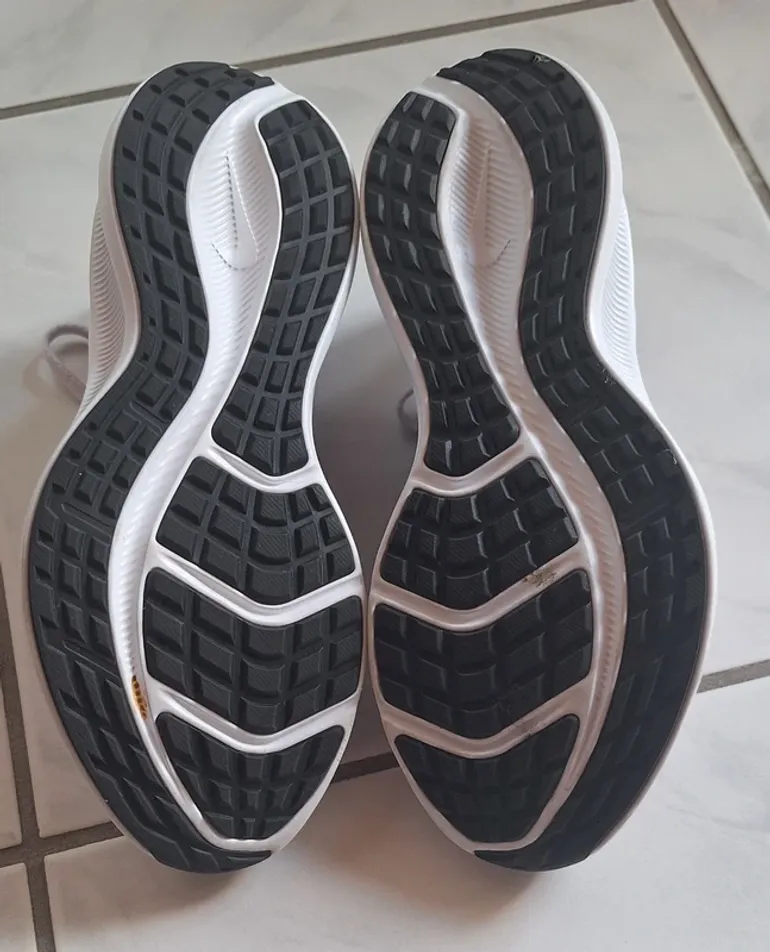 Rose Nike Schuhe / schwarz bike d'occasion — image 4 sur 5