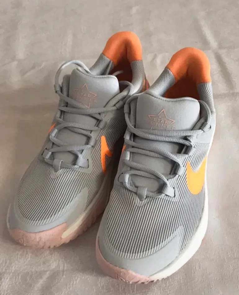 Gebrauchtes White Nike Running Shoes bike — Bild 4 von 6