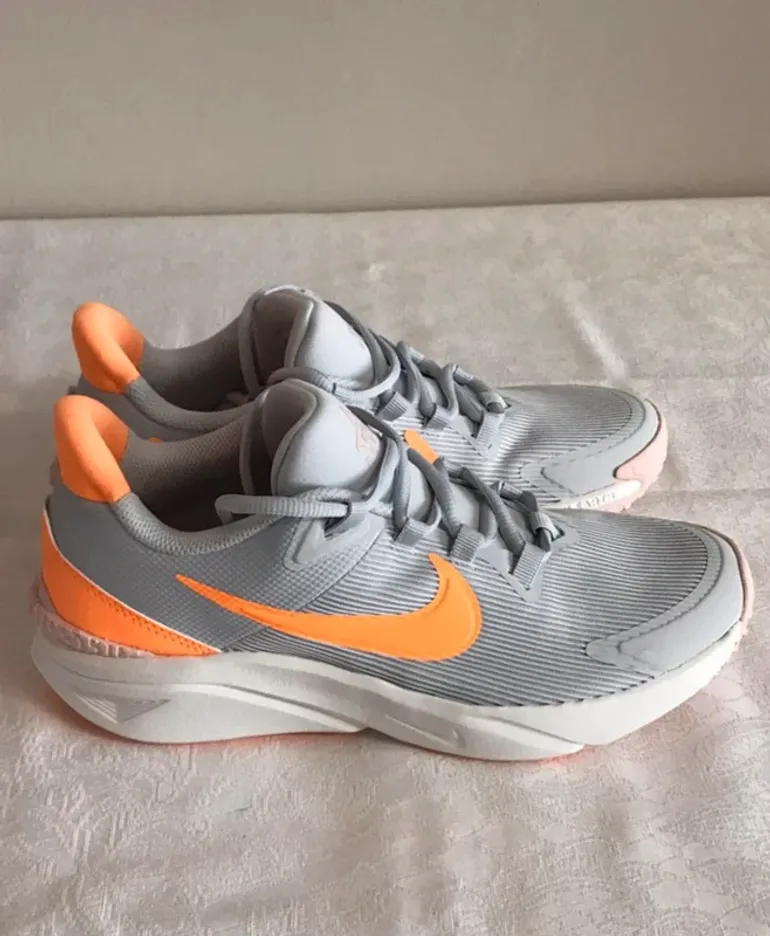 Gebrauchtes White Nike Running Shoes bike — Bild 3 von 6