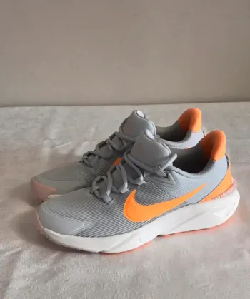 Gebrauchtes White Nike Running Shoes bike