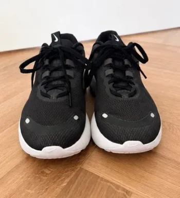Used Nike Running Shoes bike — image 2 of 4