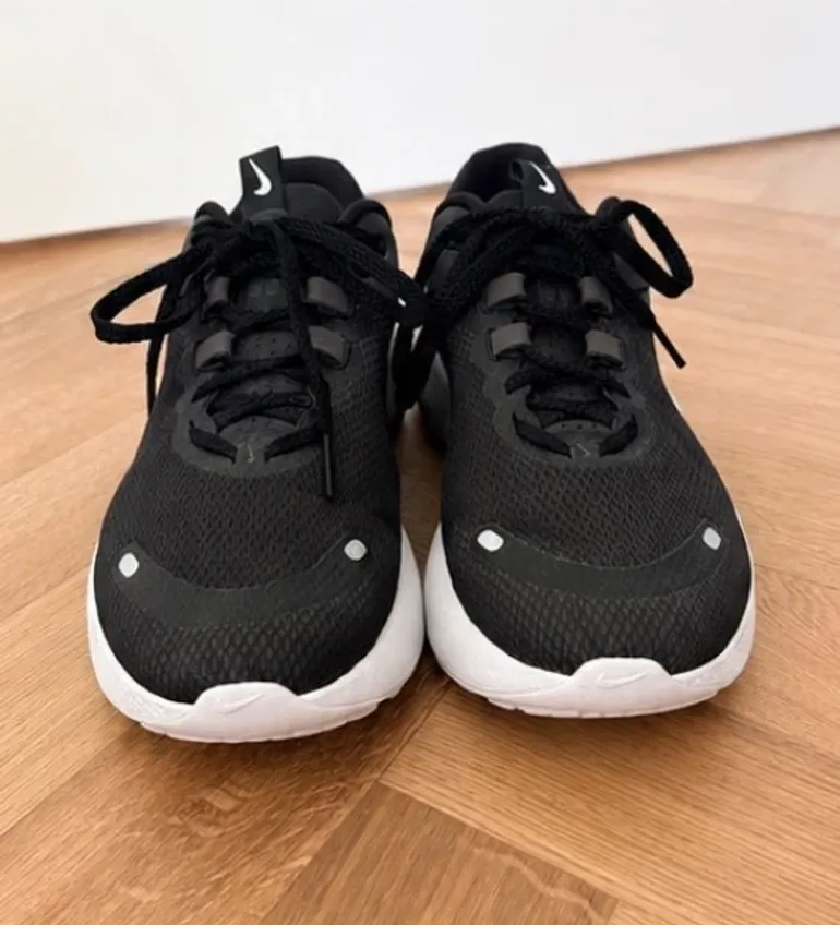 Used Nike Running Shoes bike — image 2 of 4