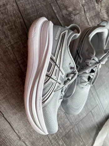 Used Asics Gel Nimbus 28 bike — image 3 of 11