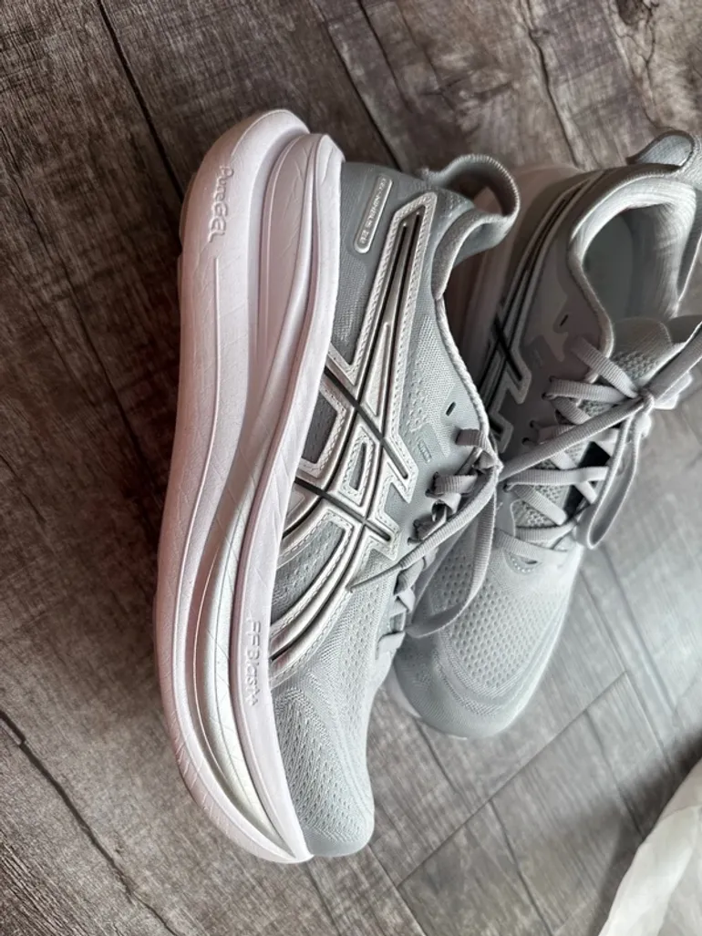 Used Asics Gel Nimbus 28 bike — image 3 of 11