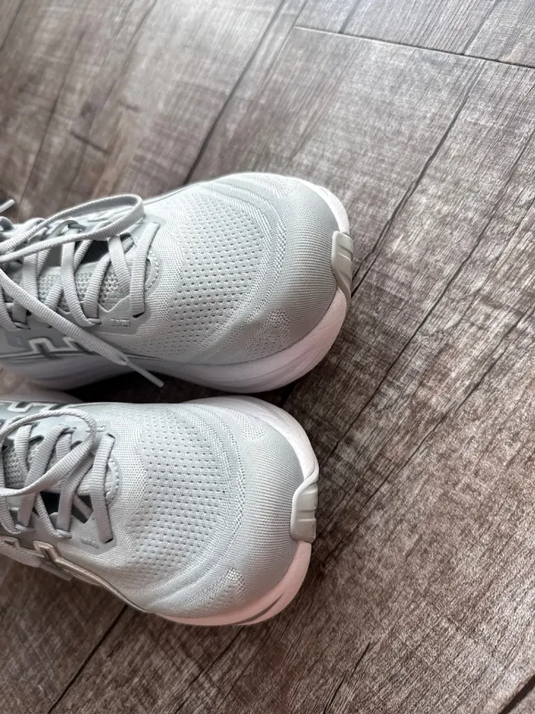 Used Asics Gel Nimbus 28 bike — image 2 of 11