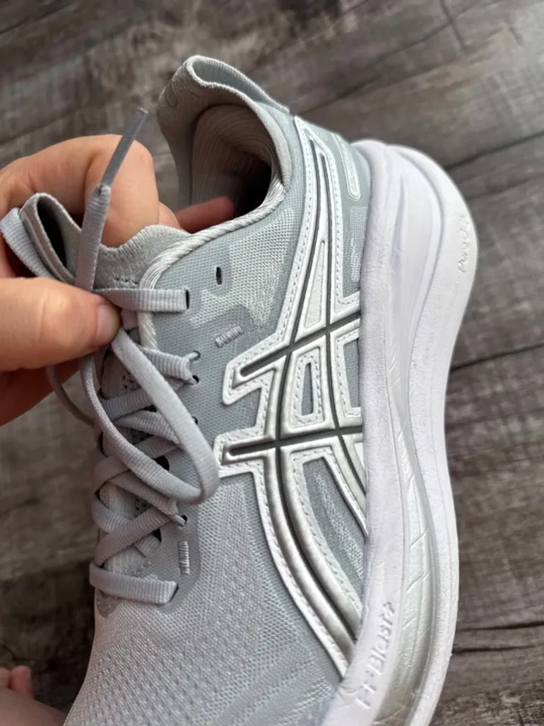 Used Asics Gel Nimbus 28 bike — image 9 of 11