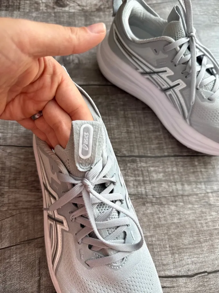 Used Asics Gel Nimbus 28 bike — image 4 of 11