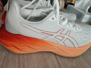 Used Asics Novablast 4 bike — image 3 of 6