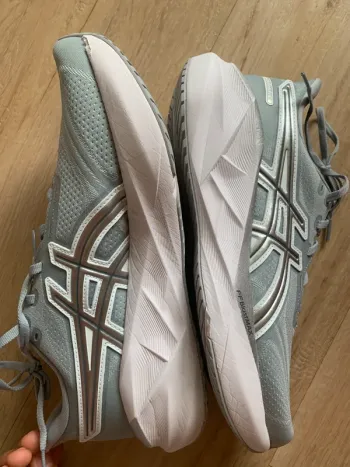 Used Asics Novablast 5 bike — image 2 of 5