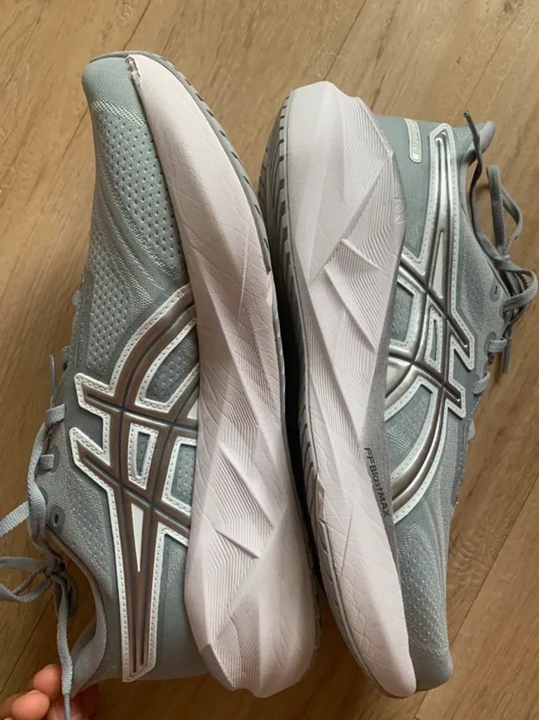 Used Asics Novablast 5 bike — image 2 of 5