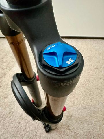 Used Fox 38 Float Factory Grip2 2022 bike — image 4 of 14