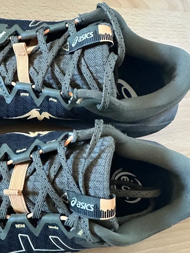 Used Asics Running Shoes bike — image 3 of 11