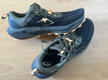 Used Asics Running Shoes bike — image 2 of 11
