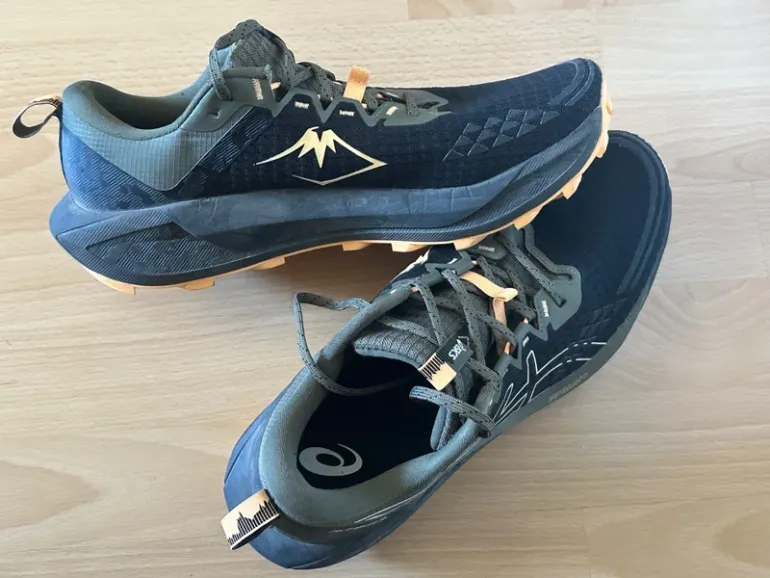 Used Asics Running Shoes bike — image 2 of 11