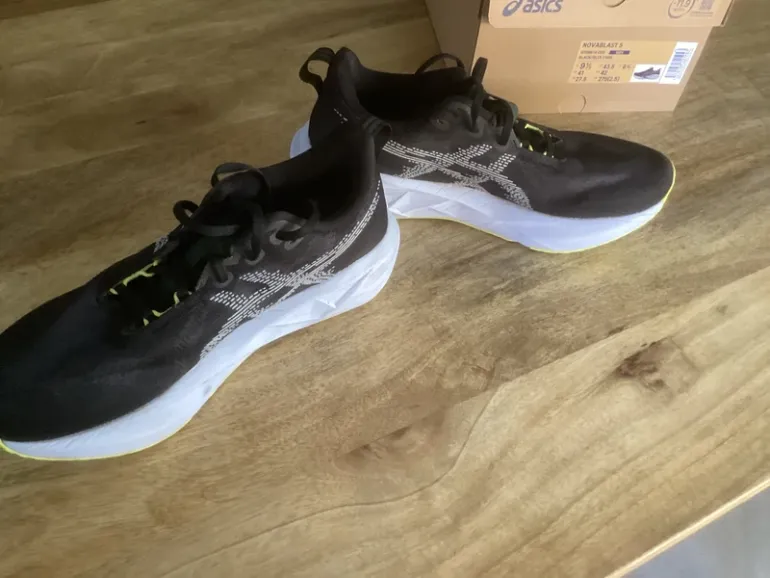 Asics Novablast 5 bike d'occasion — image 2 sur 4