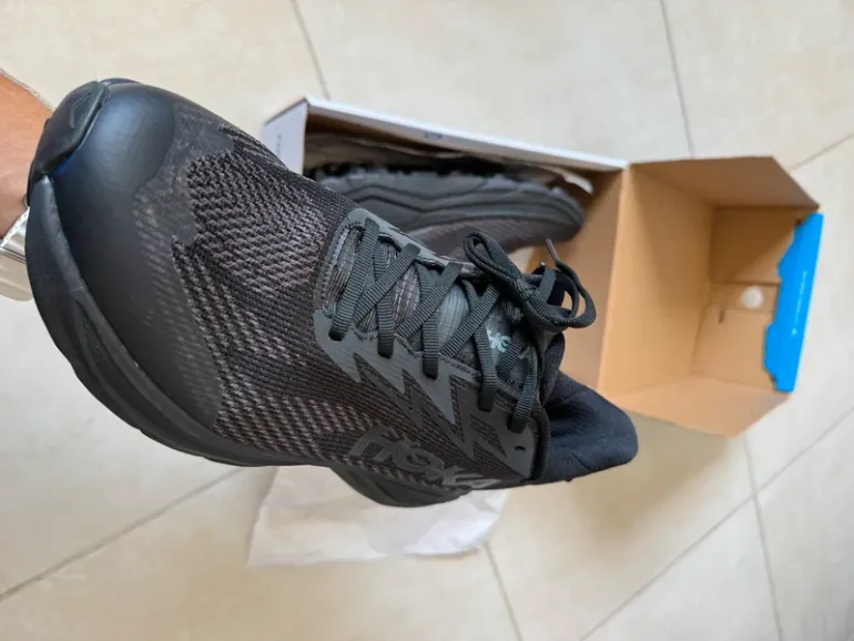 Used Hoka Challenger 8 GTX bike — image 3 of 8