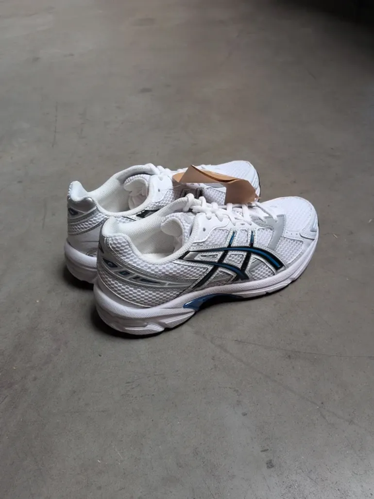 Used White Gel 1130 bike — image 2 of 9