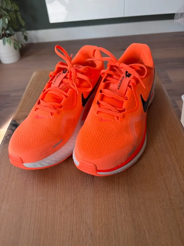 Tweedehands Nike Hardloopschoenen maat 44, 5 bike — afbeelding 2 van 6