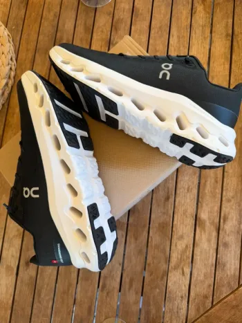 Tweedehands On Running Chaussures noires - Taille 44 bike — afbeelding 4 van 4