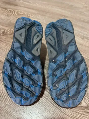 Used Hoka Clifton 9 GTX bike — image 4 of 5