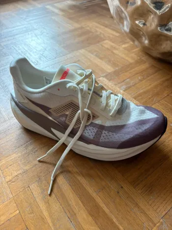 Used New Balance FuelCell Rebel V5 bike — image 2 of 7