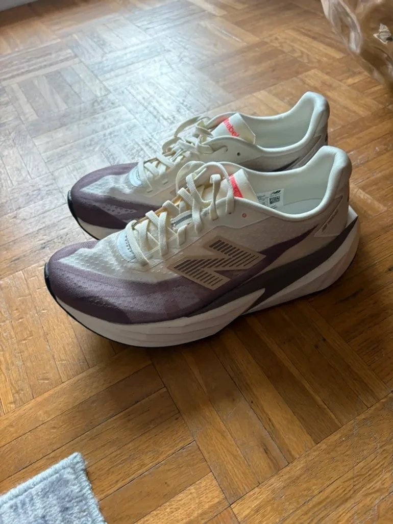 Used New Balance FuelCell Rebel V5 bike — image 4 of 7
