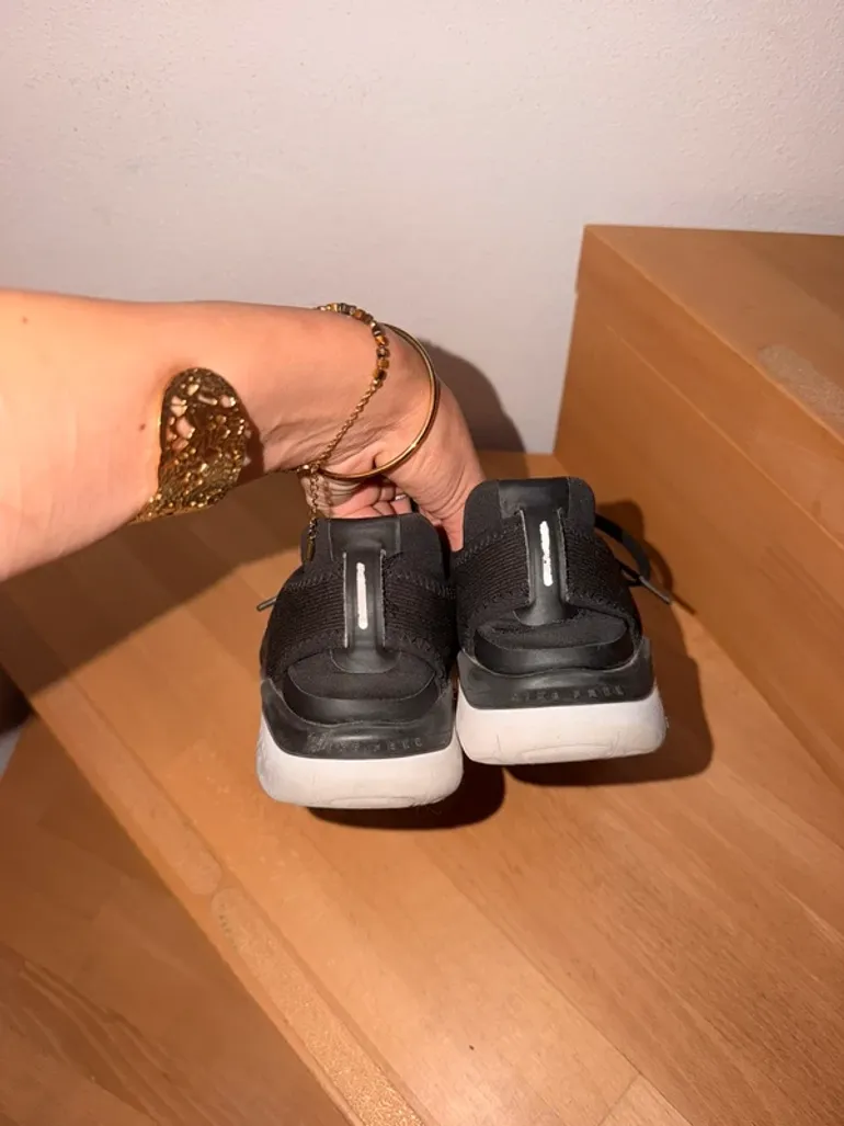 Used Nike Run Shoes bike — image 4 of 7