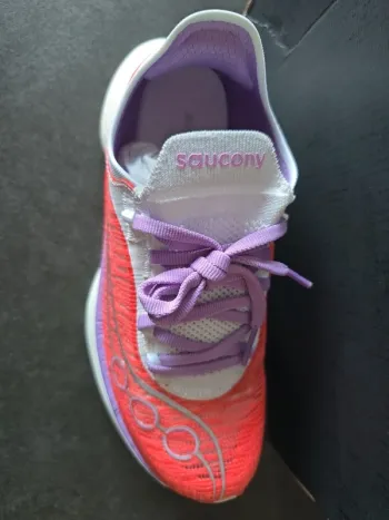 Tweedehands Saucony Endorphin Elite 2 bike