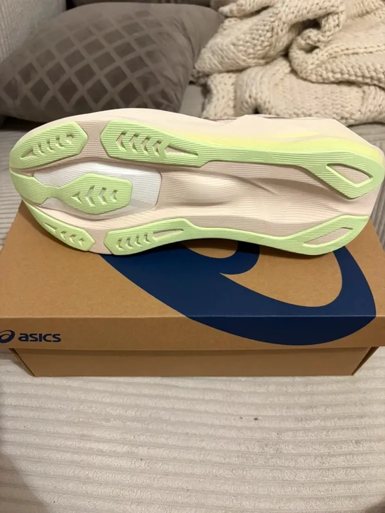 Used Asics Novablast 6 bike — image 3 of 4