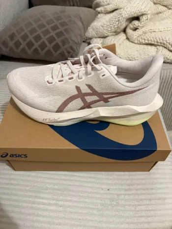 Tweedehands Asics Novablast 6 bike