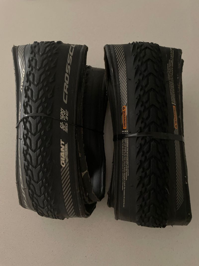 Giant CROSSCUT AT1 700x38 2024 Tyres & Tubes de segunda mano