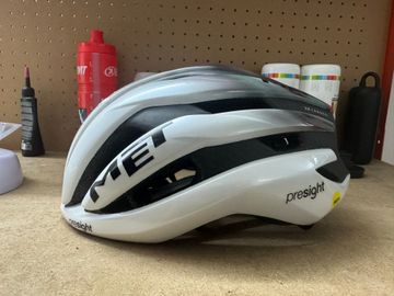 Käytetty MET Trenta 3K Mips UAE 2025 bike — kuva 1 / 5