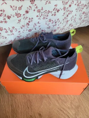 Used Nike ZoomX Invincible Run Flyknit 2 bike — image 2 of 8