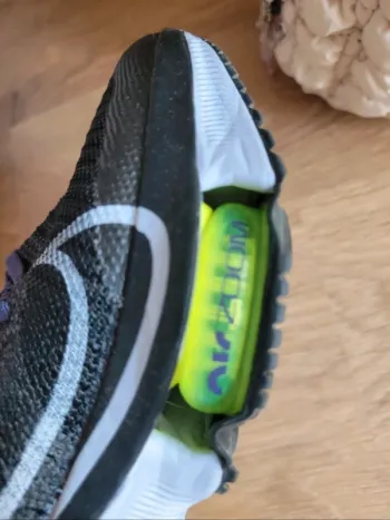 Used Nike ZoomX Invincible Run Flyknit 2 bike — image 5 of 8