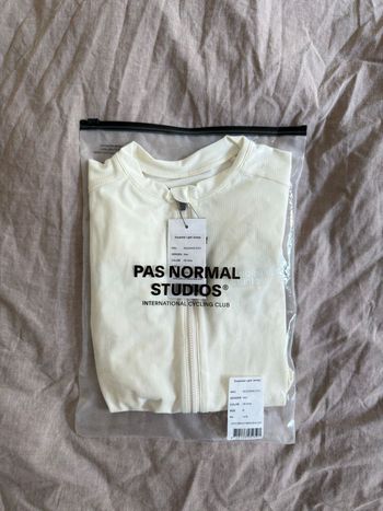 Tweedehands Pas Normal Studios Essential Light Jersey 2026 bike — afbeelding 5 van 8