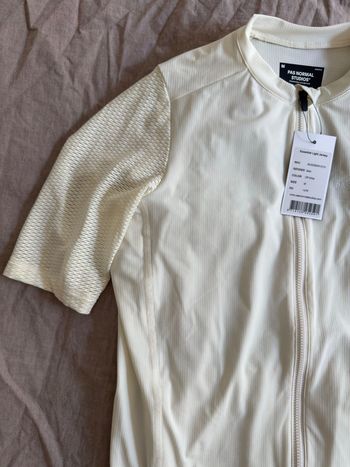 Tweedehands Pas Normal Studios Essential Light Jersey 2026 bike — afbeelding 2 van 8