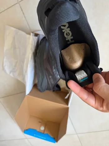 Used Hoka Challenger 8 Gore-Tex bike — image 7 of 8