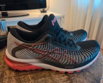 Used Asics Running Shoes size 41.5 bike — image 2 of 4