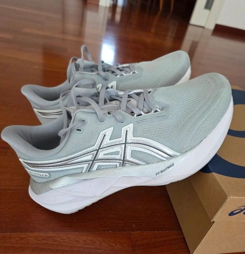Gebrauchtes Asics Novablast 5 2025 Running Shoes