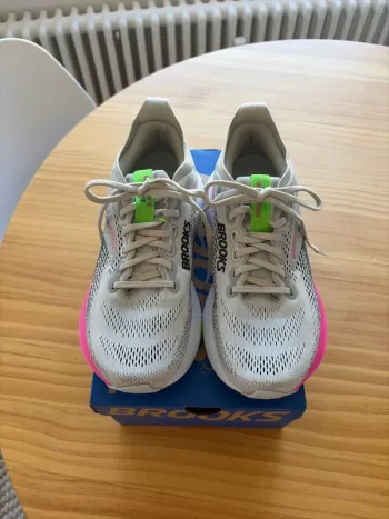 Used Brooks Running Shoes bike — image 2 of 4