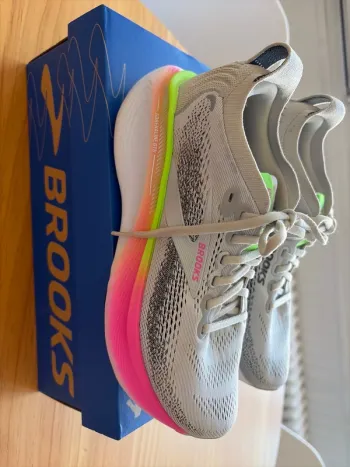 Used Brooks Running Shoes bike — image 3 of 4