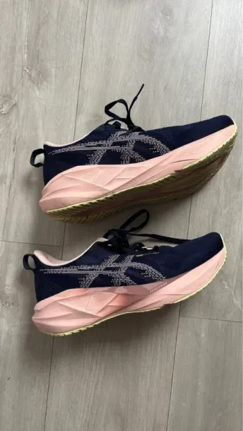 Used Asics Running Shoes bike — image 2 of 5