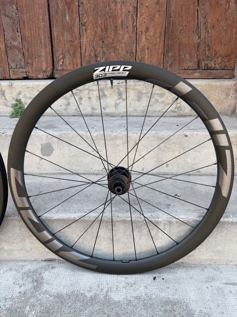 Used Zipp 303 Firecrest 2022 bike — image 2 of 17