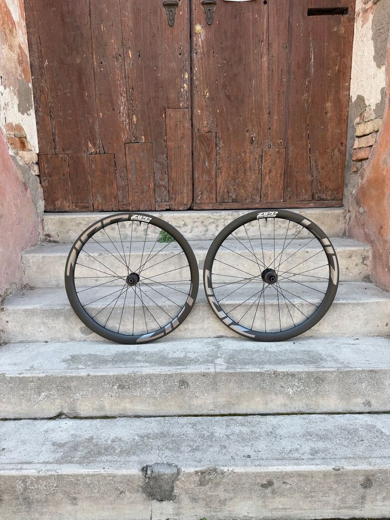 Used Zipp 303 Firecrest 2022 bike — image 1 of 17