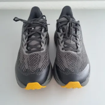 Used Hoka Challenger 8 GTX bike — image 4 of 7